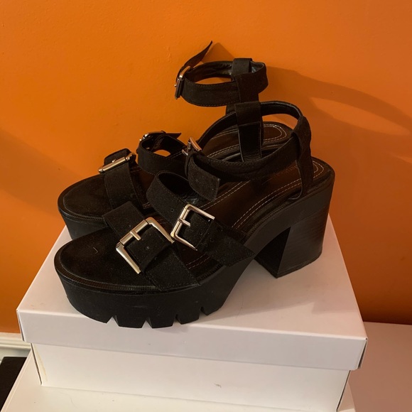 Sandals with platform heel - Picture 1 of 1